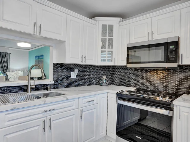 219 NE 14th Ave # 107, Hallandale Beach FL 33009