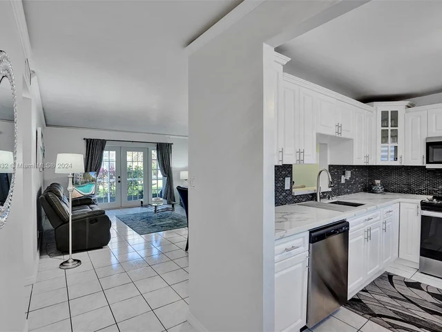 219 NE 14th Ave # 107, Hallandale Beach FL 33009