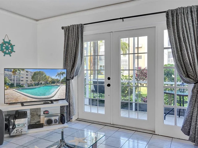 219 NE 14th Ave # 107, Hallandale Beach FL 33009