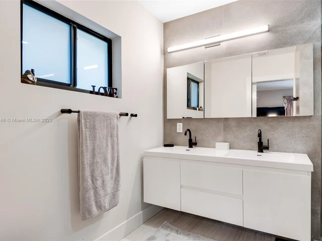 918 NW 10th Ct, Miami FL 33136