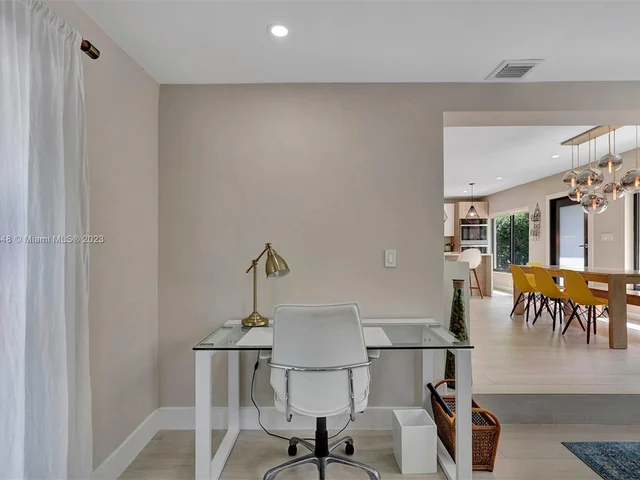 918 NW 10th Ct, Miami FL 33136