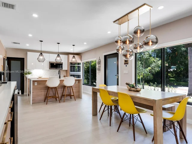 918 NW 10th Ct, Miami FL 33136