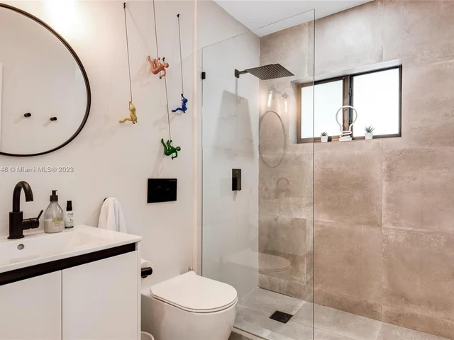 918 NW 10th Ct, Miami FL 33136