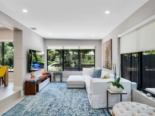 918 NW 10th Ct, Miami FL 33136