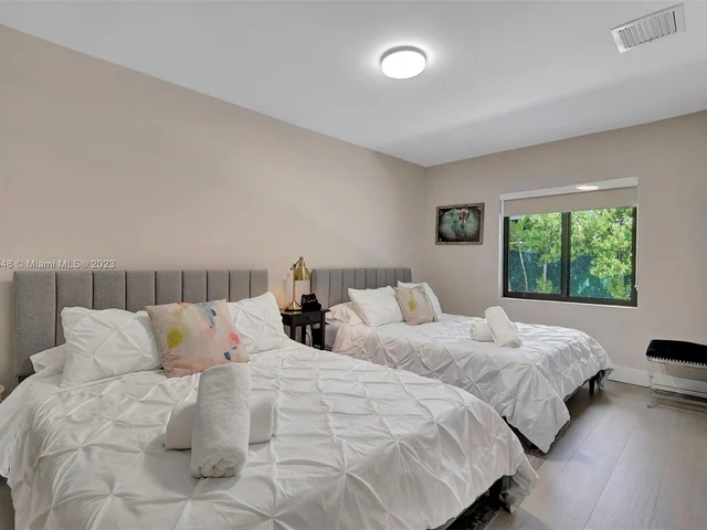 918 NW 10th Ct, Miami FL 33136