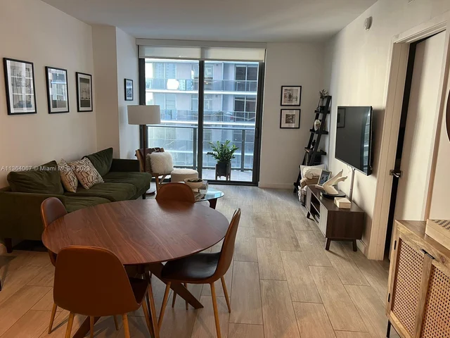 45 SW 9th St # 1107, Miami FL 33130