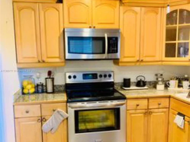 575 Oaks Ln # 310, Pompano Beach FL 33069