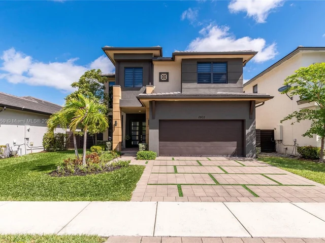 8933 NW 160th Ter, Miami Lakes FL 33018