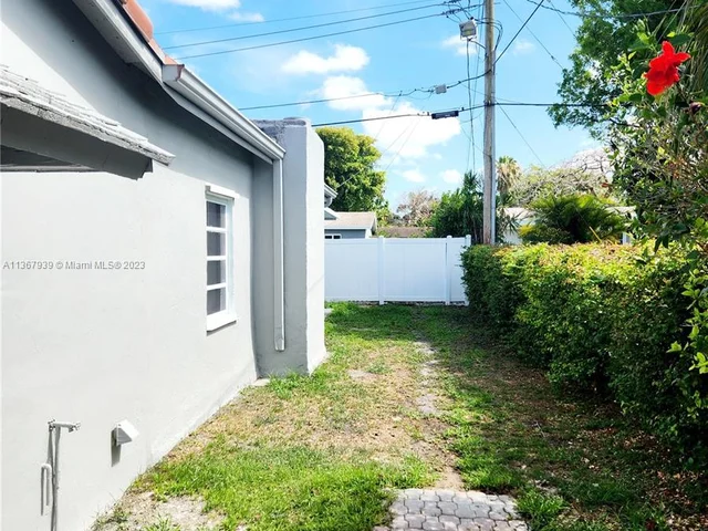 6466 NW 20th St, Margate FL 33063