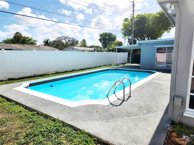 6466 NW 20th St, Margate FL 33063