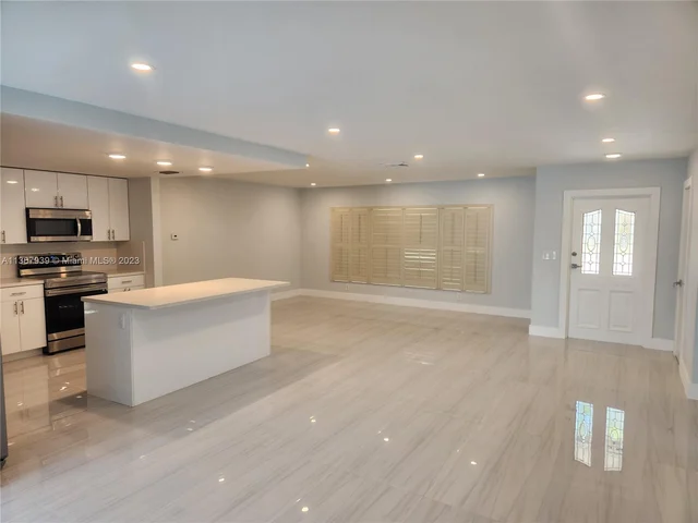 6466 NW 20th St, Margate FL 33063