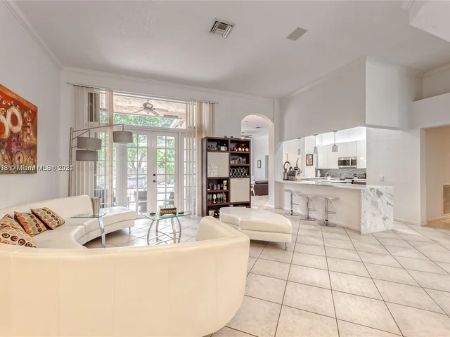 1807 Victoria Pointe Cir, Weston FL 33327