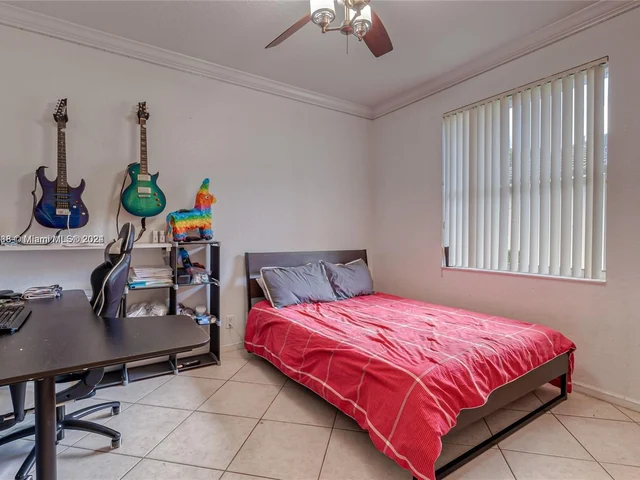 1807 Victoria Pointe Cir, Weston FL 33327