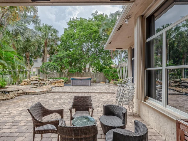 1807 Victoria Pointe Cir, Weston FL 33327