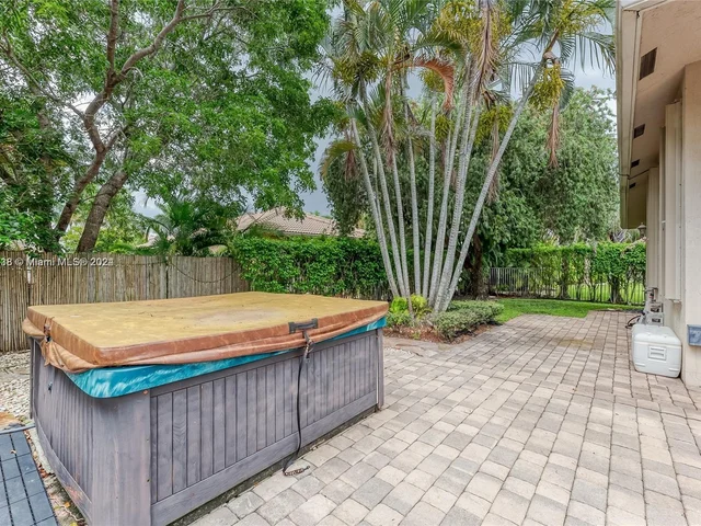 1807 Victoria Pointe Cir, Weston FL 33327