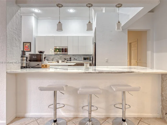 1807 Victoria Pointe Cir, Weston FL 33327