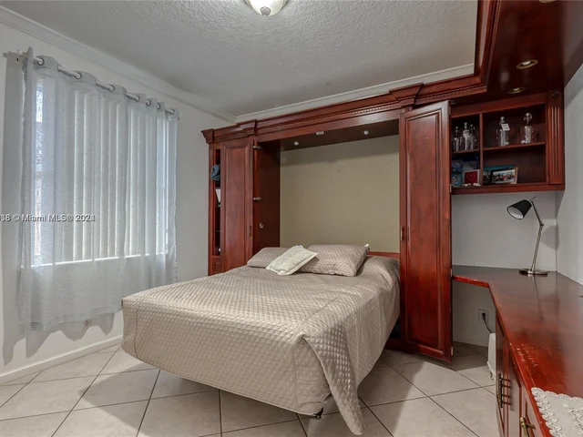 1807 Victoria Pointe Cir, Weston FL 33327