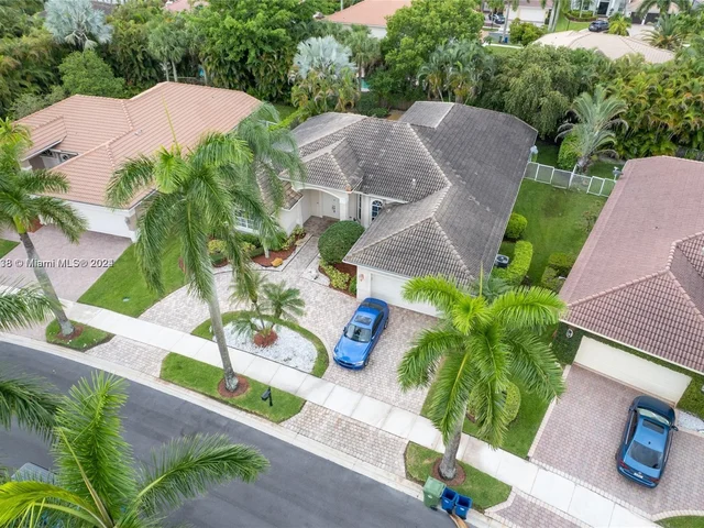 1807 Victoria Pointe Cir, Weston FL 33327