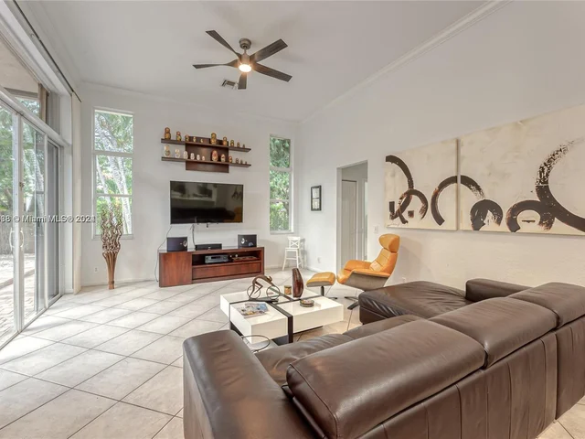 1807 Victoria Pointe Cir, Weston FL 33327