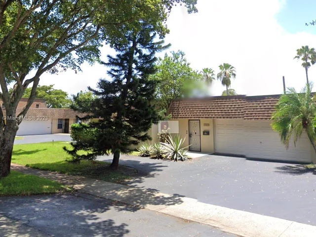 19016 W Lake Dr, Hialeah FL 33015