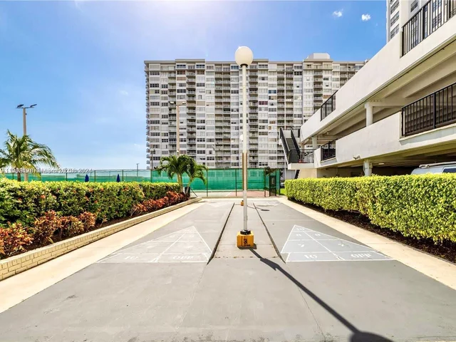 2780 NE 183rd St # 409, Aventura FL 33160