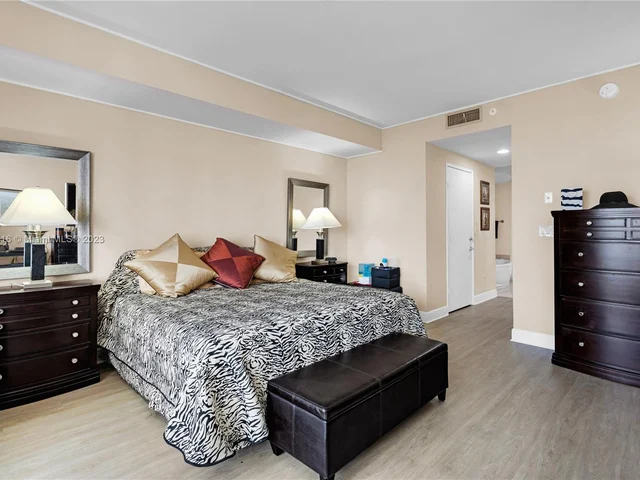 789 Crandon Blvd # 1005, Key Biscayne FL 33149