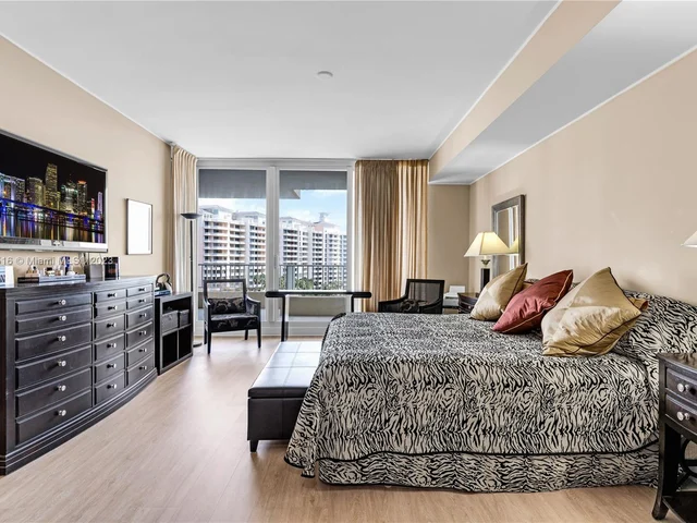 789 Crandon Blvd # 1005, Key Biscayne FL 33149