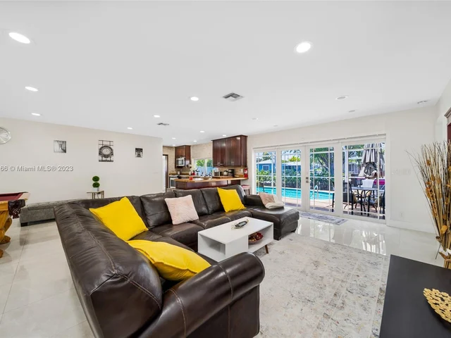 31 SE 12th St, Pompano Beach FL 33060