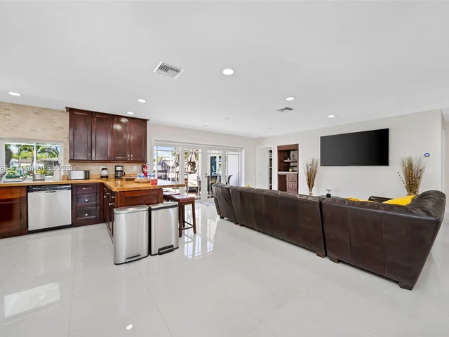 31 SE 12th St, Pompano Beach FL 33060