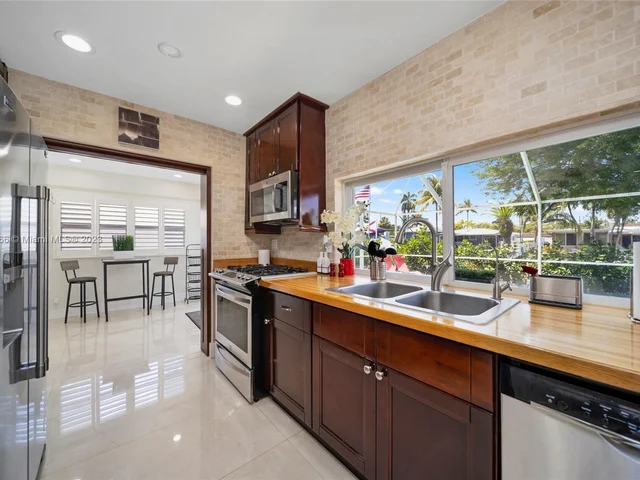 31 SE 12th St, Pompano Beach FL 33060