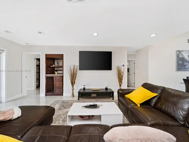 31 SE 12th St, Pompano Beach FL 33060