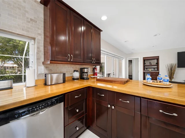 31 SE 12th St, Pompano Beach FL 33060