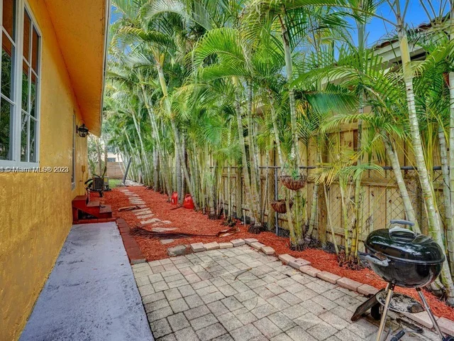 1547 Harrison St, Hollywood FL 33020