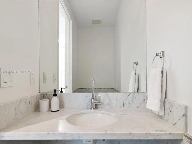 201 Aqua Ave, Miami Beach FL 33141