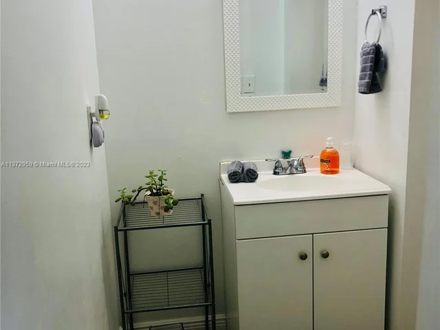 519 NW 52 St, Miami FL 33127