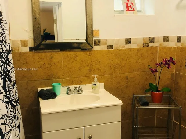 519 NW 52 St, Miami FL 33127