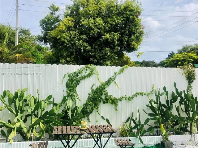 519 NW 52 St, Miami FL 33127