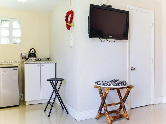 519 NW 52 St, Miami FL 33127