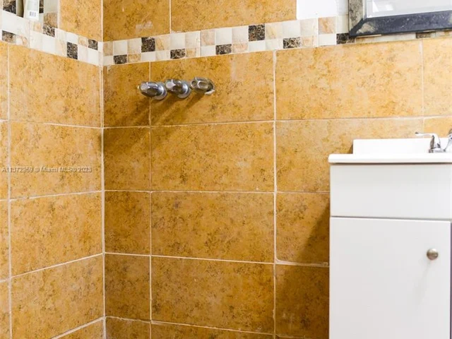 519 NW 52 St, Miami FL 33127