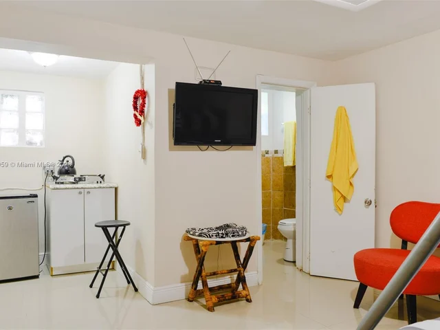 519 NW 52 St, Miami FL 33127