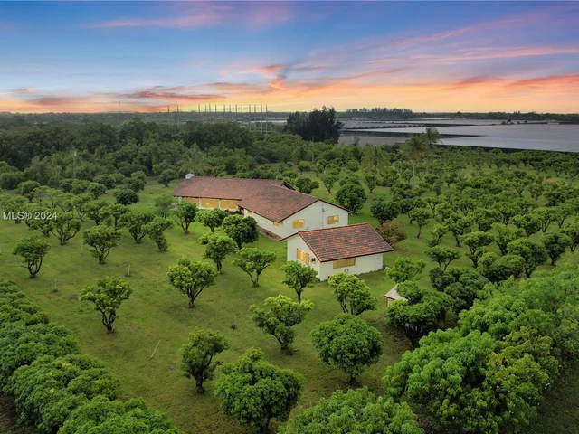 14025 SW 208th St, Miami FL 33177