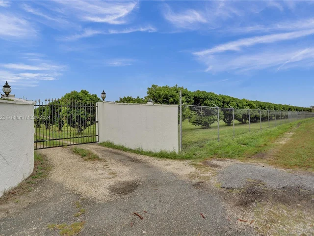 14025 SW 208th St, Miami FL 33177