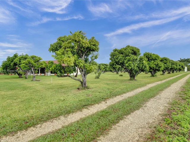 14025 SW 208th St, Miami FL 33177