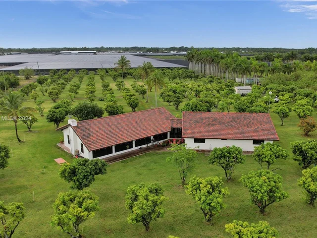 14025 SW 208th St, Miami FL 33177