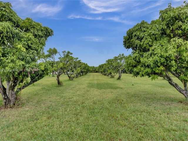 14025 SW 208th St, Miami FL 33177