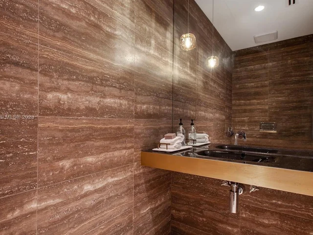 300 Collins Ave, Miami Beach FL 33139