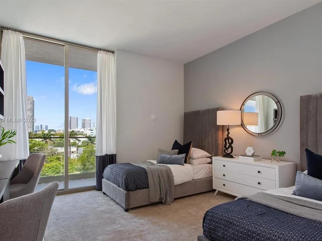 300 Collins Ave, Miami Beach FL 33139