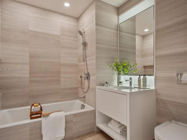 300 Collins Ave, Miami Beach FL 33139