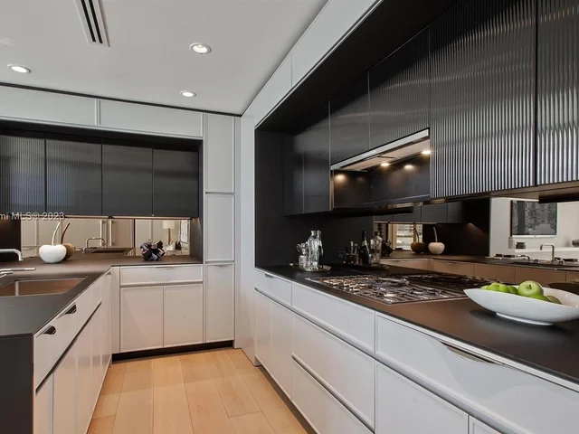 300 Collins Ave, Miami Beach FL 33139