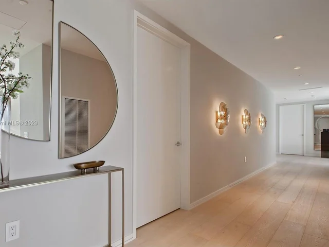 300 Collins Ave, Miami Beach FL 33139